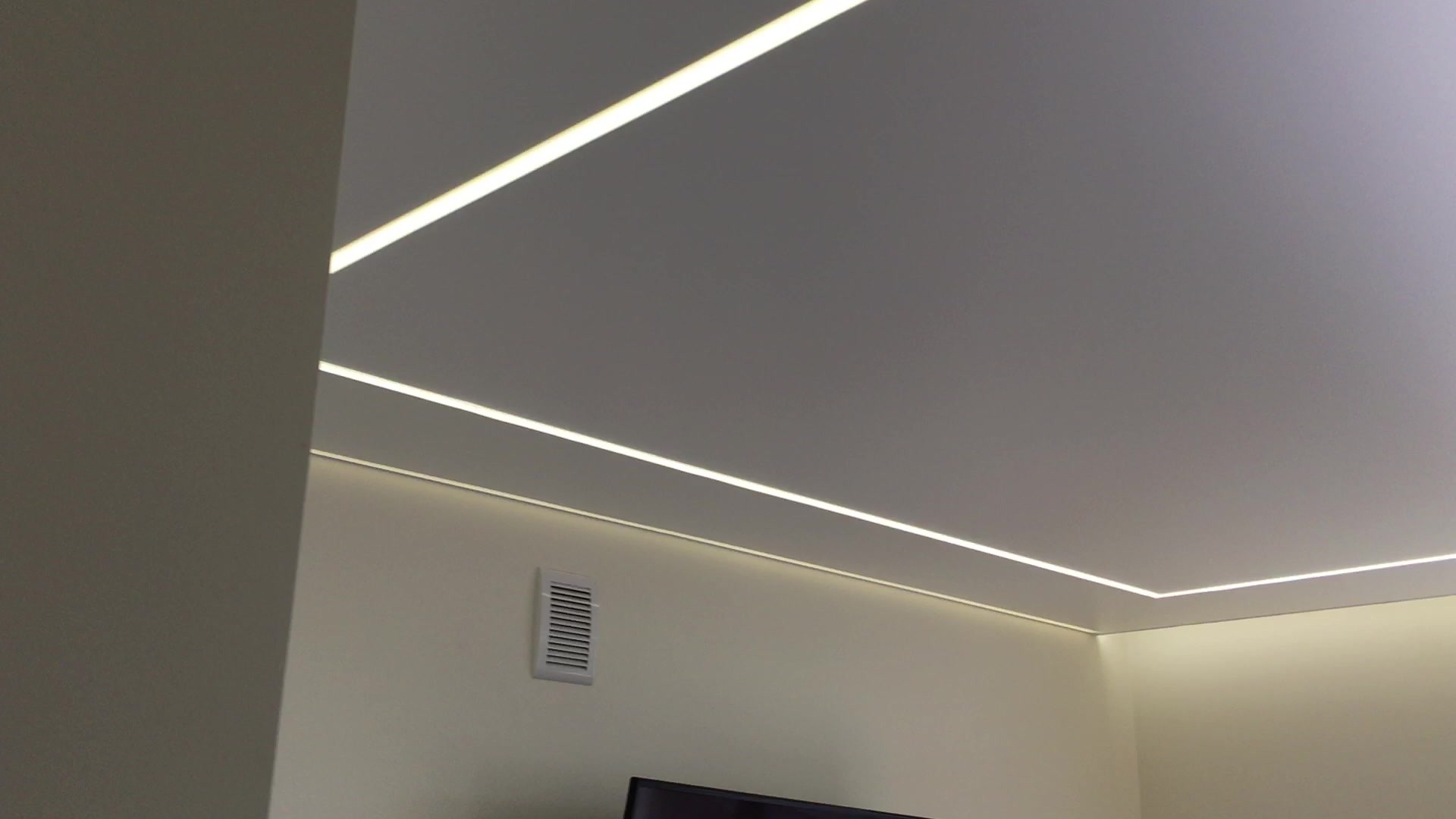Dvigubos LED linijos su perimetriniu apšvietimu