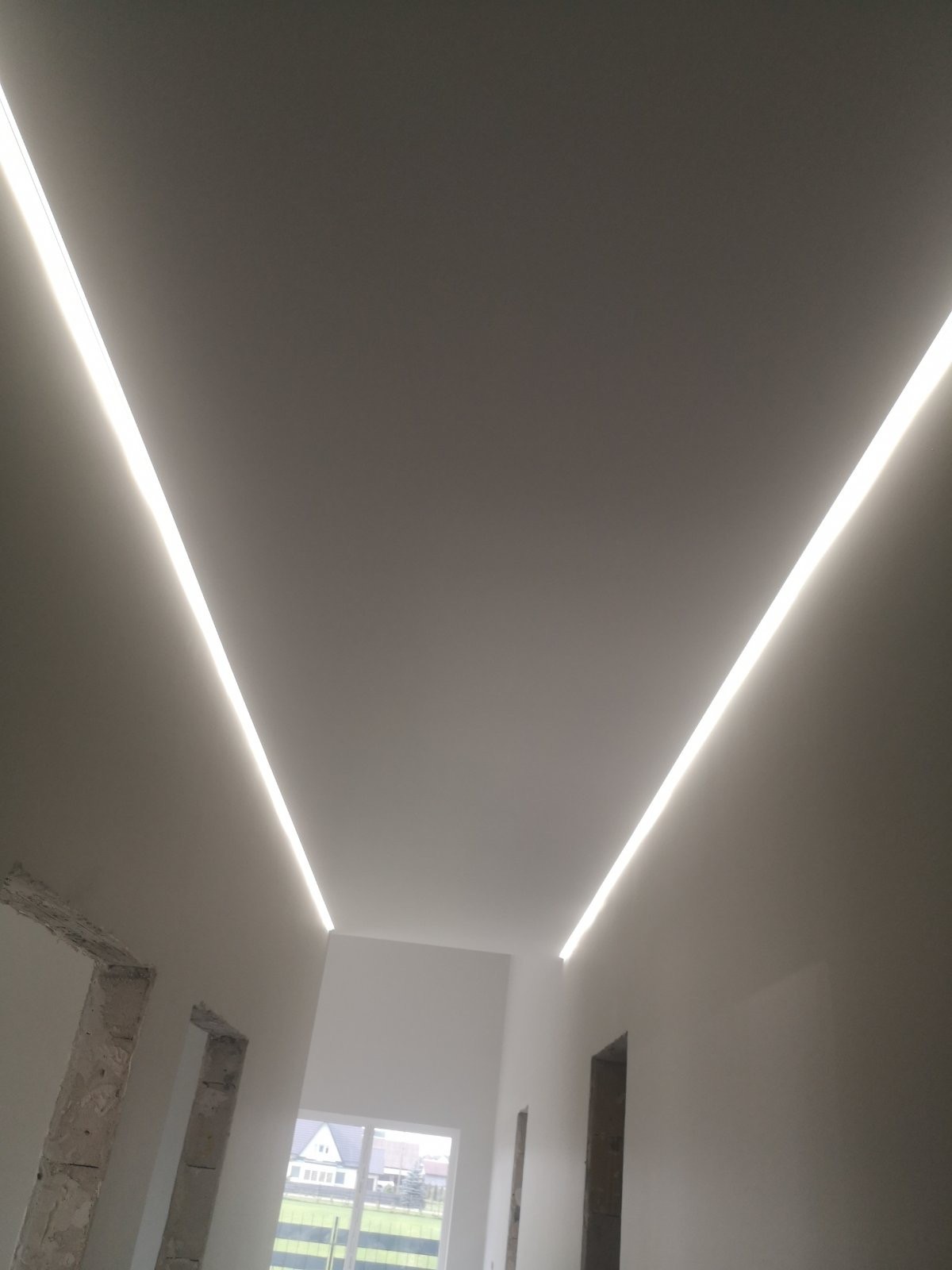 Simetriškos LED linijos koridoriuje