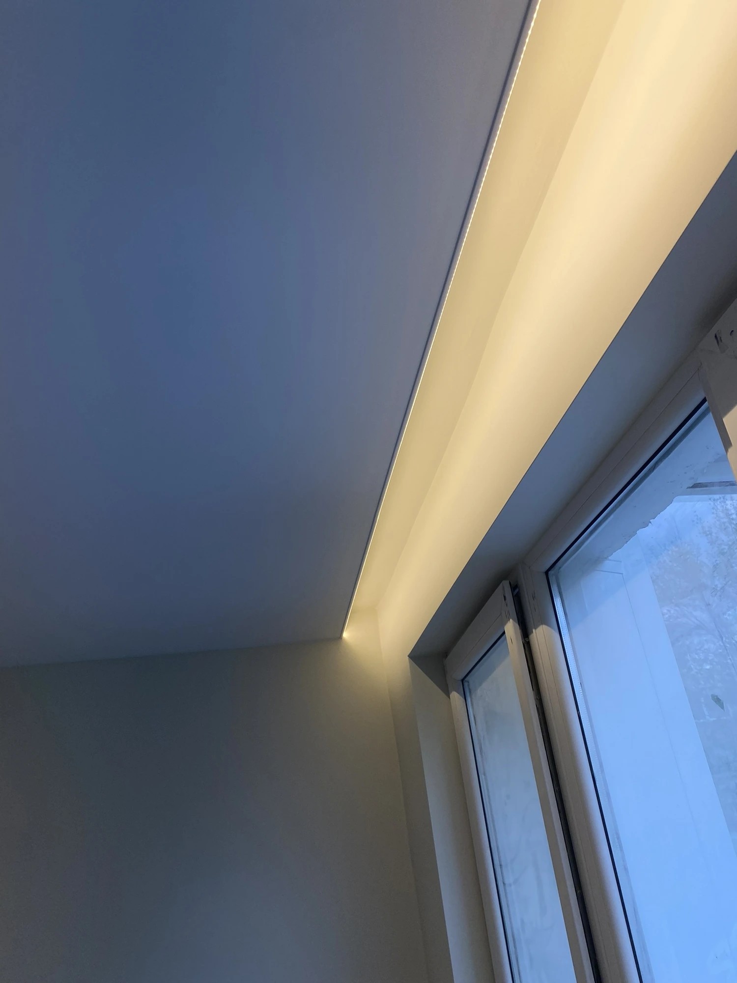 Paslėpta LED juosta virš lango — detalė