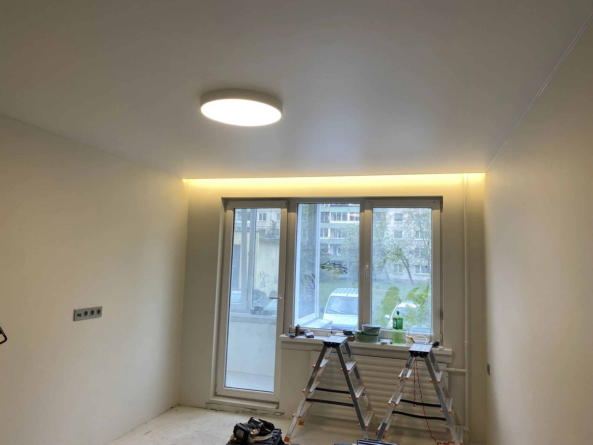 LED kontūras virš lango zonos