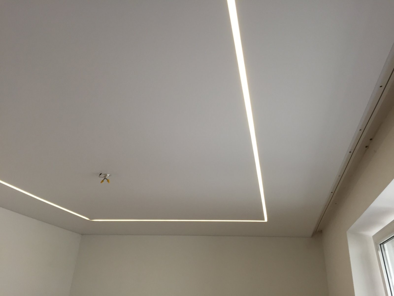 LED kontūras miegamajame