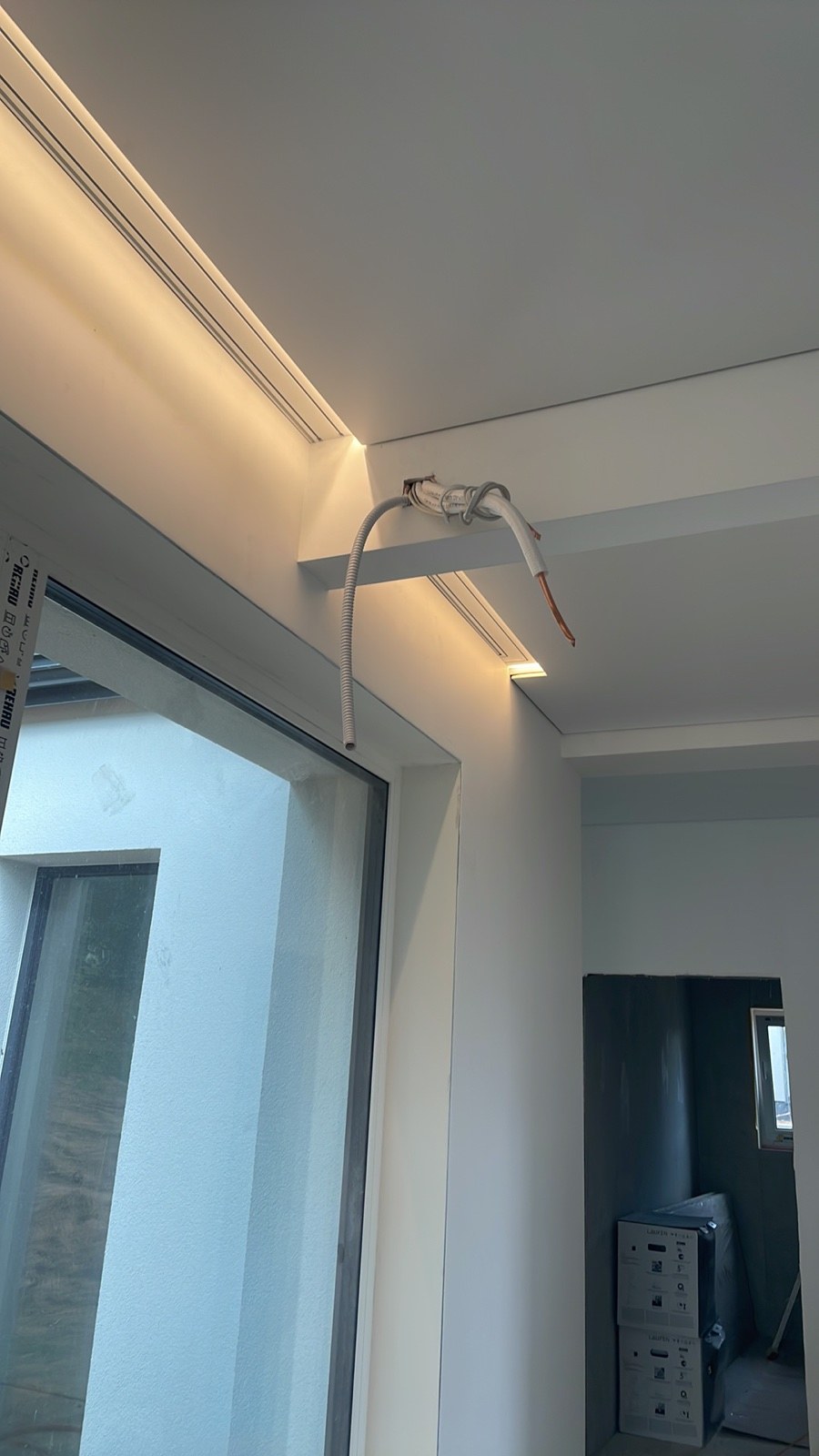 Šviečianti LED niša prie užuolaidų