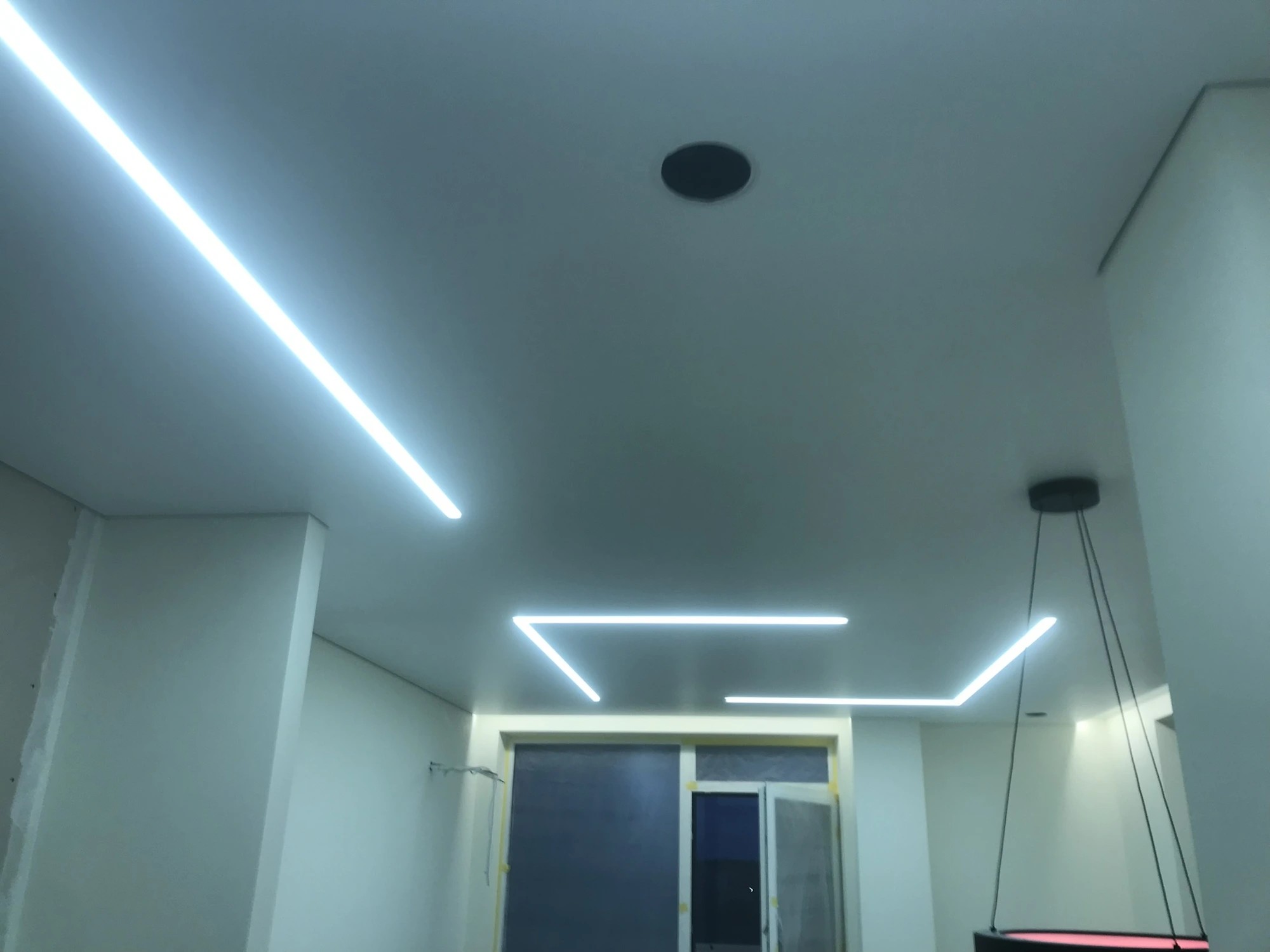 Zigzago formos LED linijos šaltu šviesos tonu