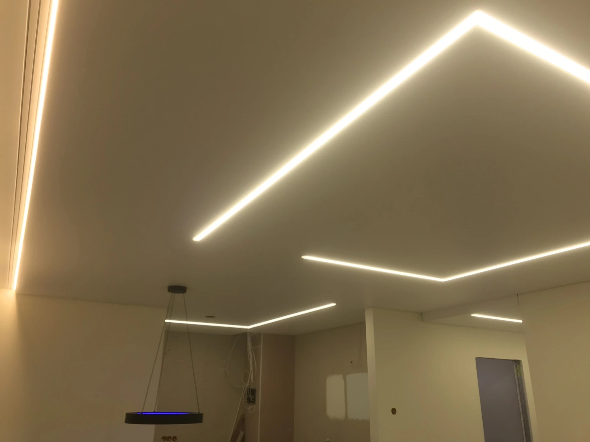 Geometrinės šiltos šviesos LED linijos