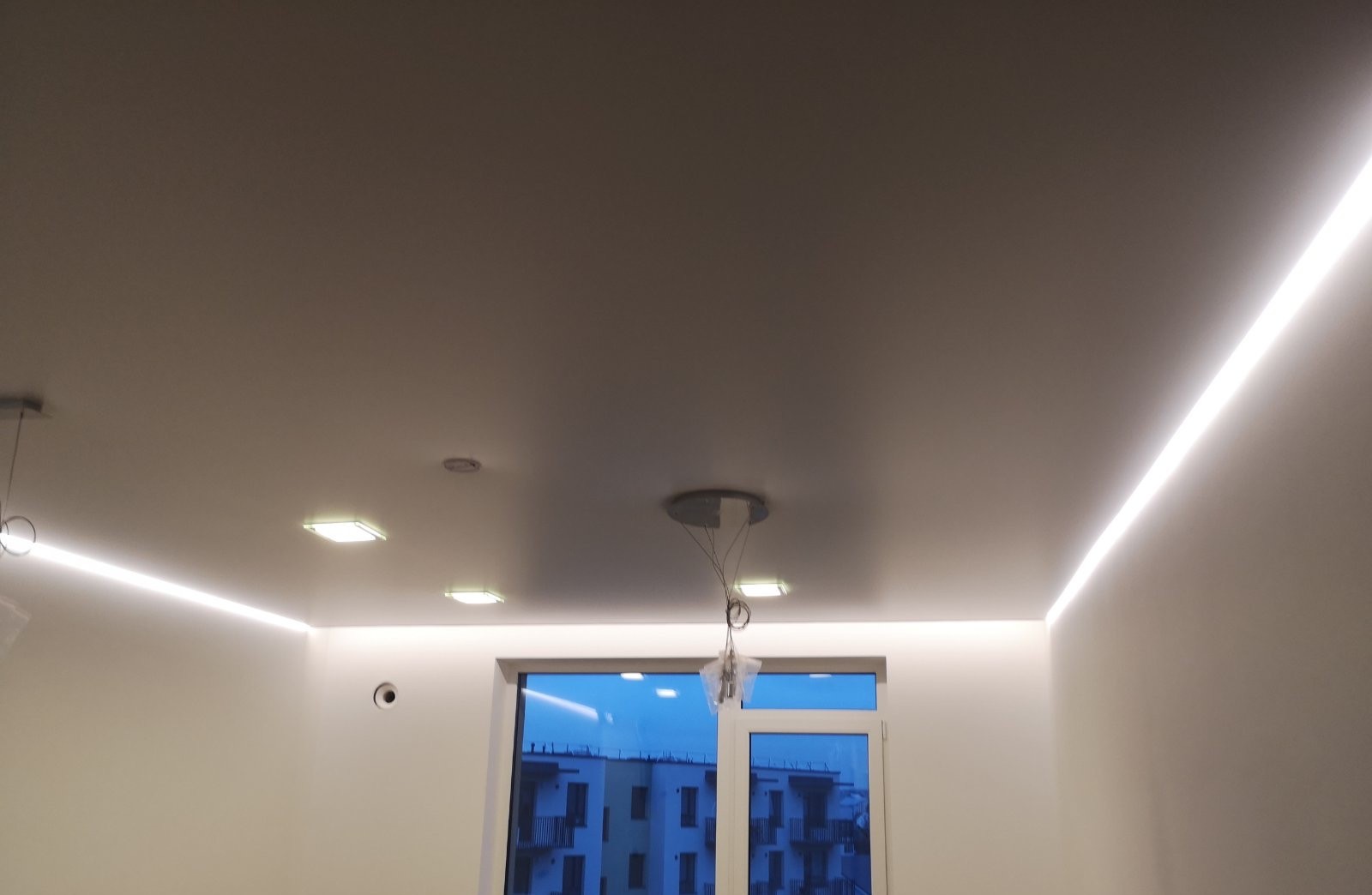 LED perimetras ir taškiniai šviestuvai svetainėje