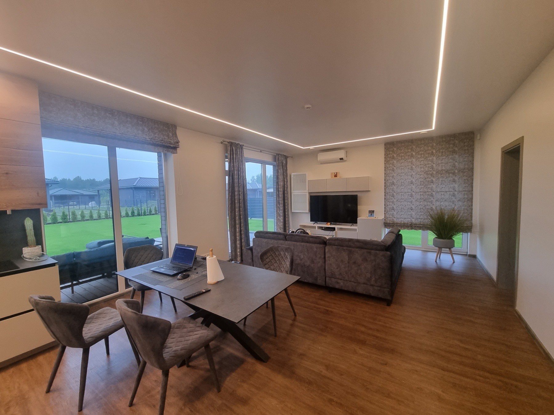 Svetainė su kontūriniu LED apšvietimu per visą perimetrą