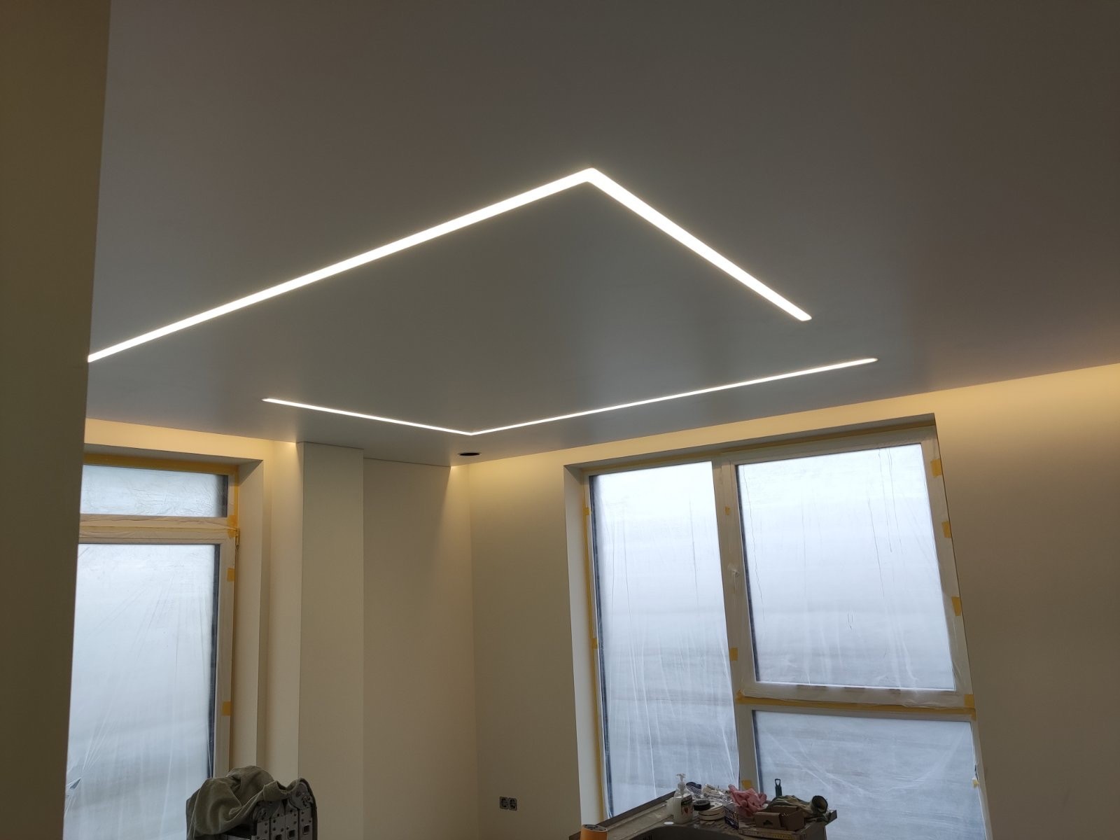 Trikampio formos LED linija prie langų