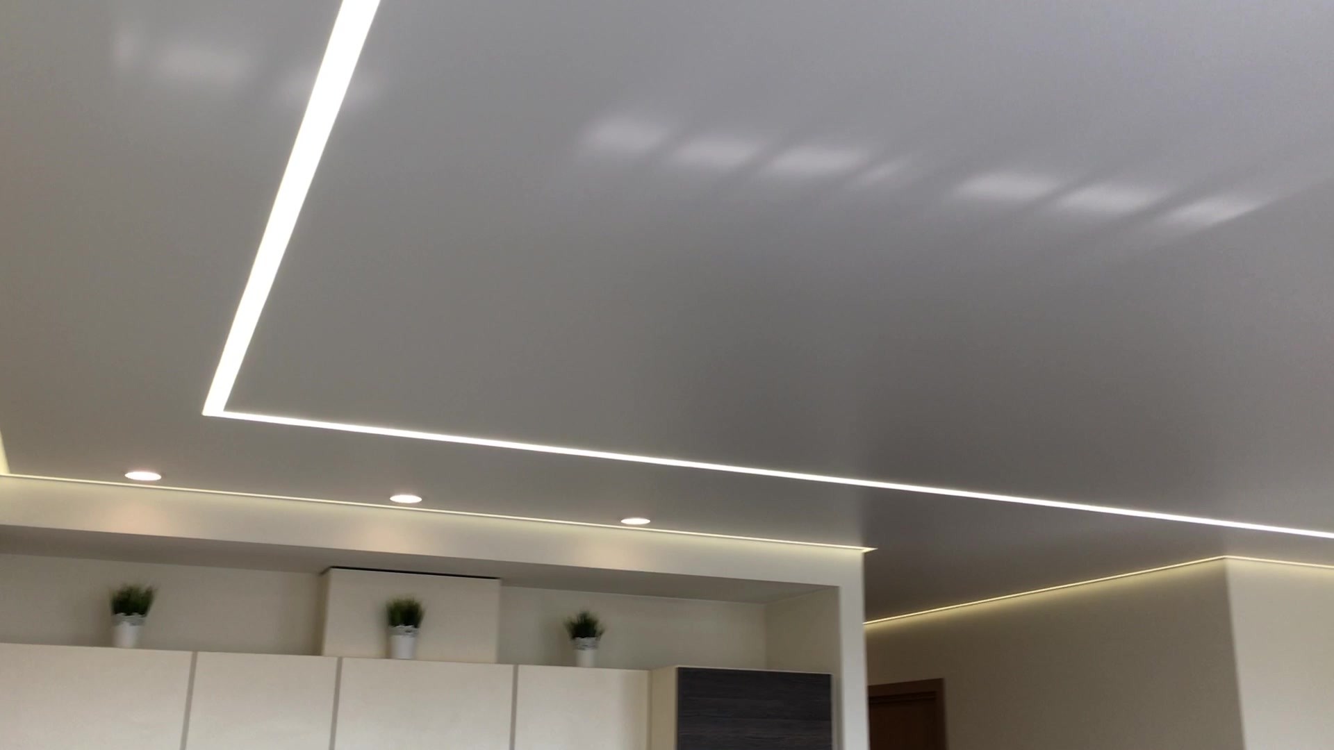 LED linija virtuvės zonoje su taškiniais šviestuvais