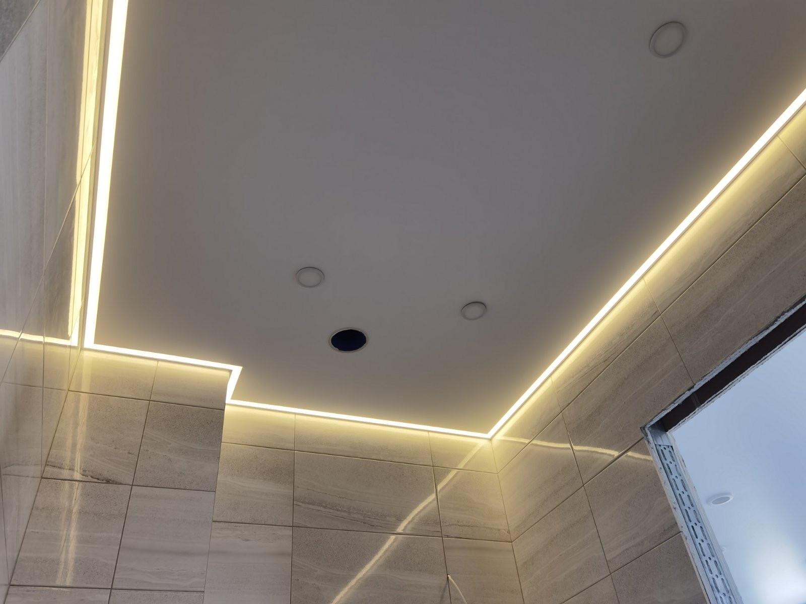 LED perimetras vonios kambario lubose