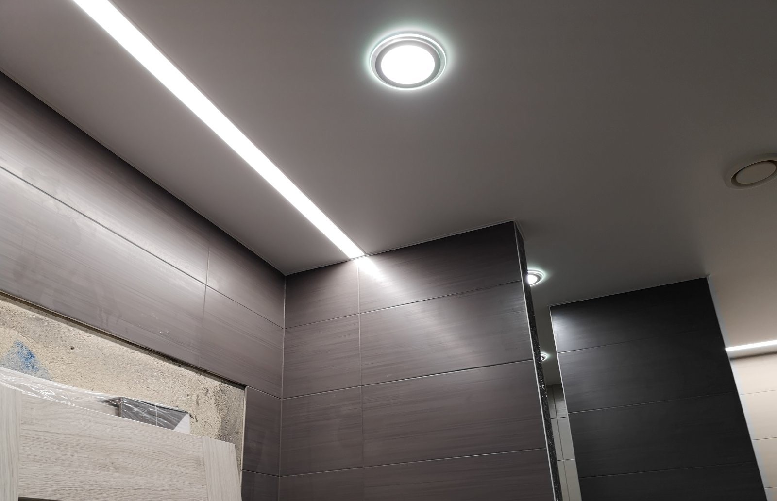 LED linija ir taškiniai šviestuvai vonioje