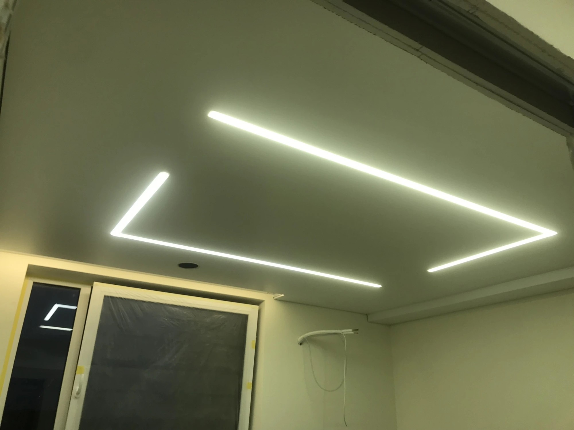 Zigzago LED linijos virš durų zonos