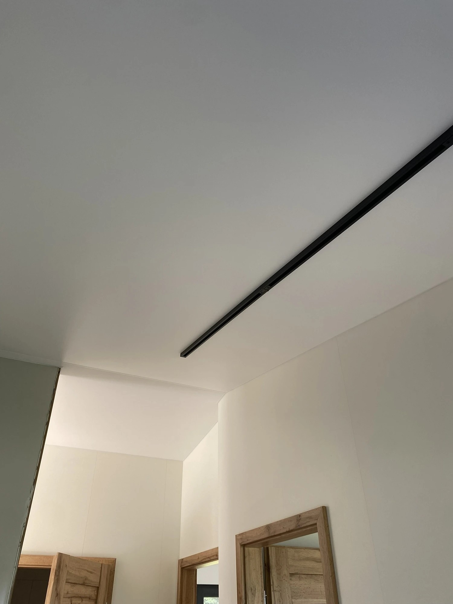 Matinės lubos su magnetinio profilio bėgeliu
