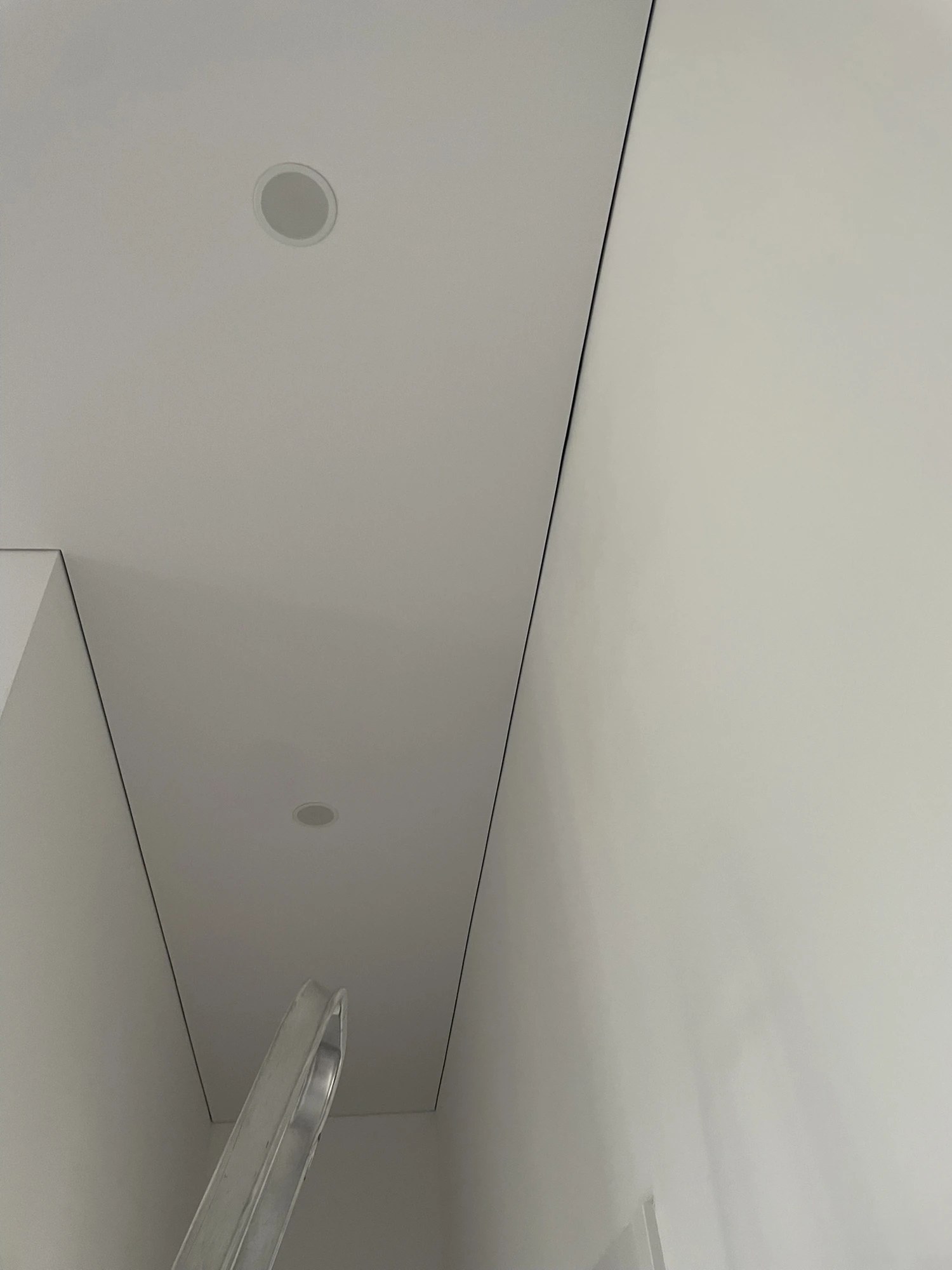 Matinės lubos — detalė prie sienos