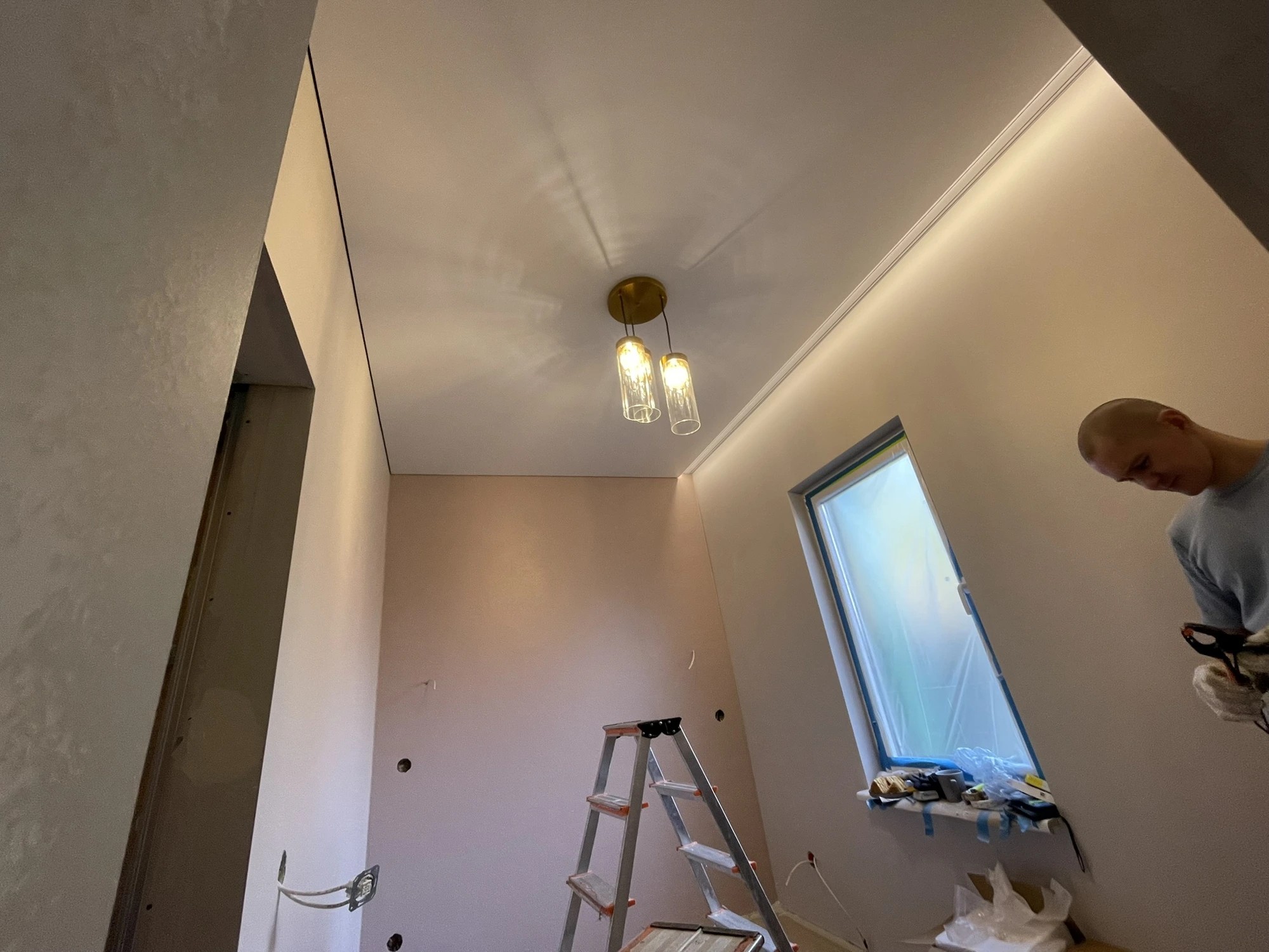 LED kontūro montavimas ir sietynų pajungimas